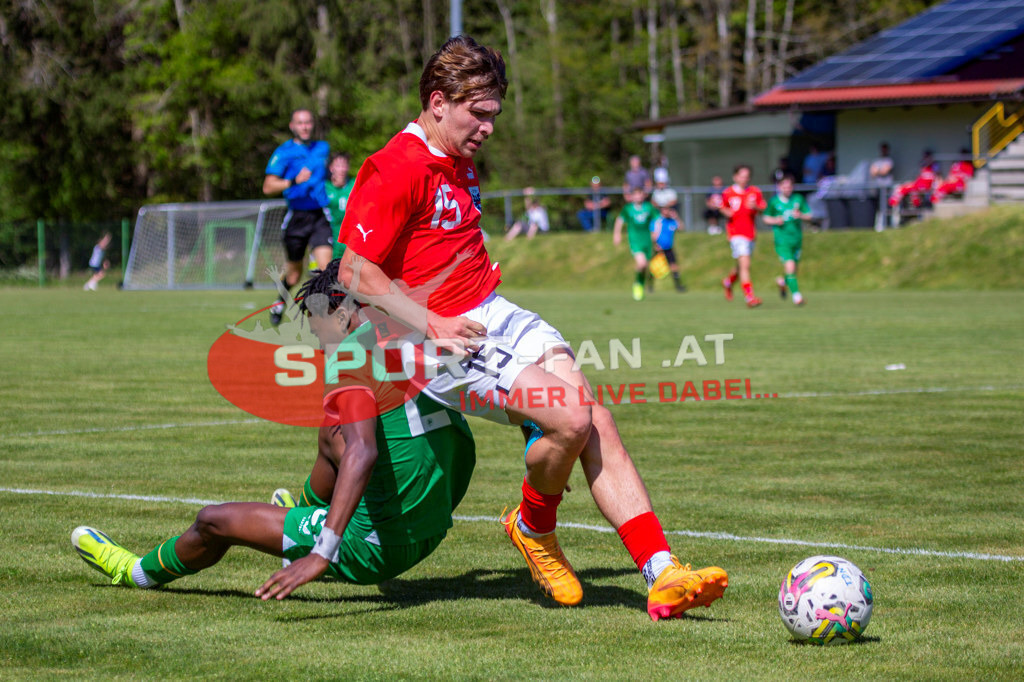 Fußball Halbfinale | Samuel Ogungbe (U15 Irland #21) Lukas Posch (U15 Österreich #15) Fußball Halbfinale, Irland U15 - Österreich U15 am 29.04.2024 in Arnoldstein (Sportplatz), Austria, (Photo by Ernst Krawagner sport-fan.at) - Realisiert mit Pictrs.com