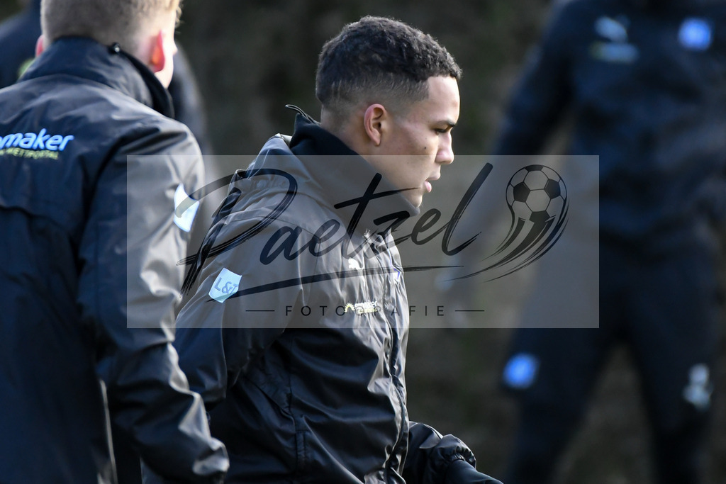 20200215_TRAOSN_0003 | Fussball, Herren: Felix Agu (VfL Osnabrueck) schaut waehrend der Trainingseinheit des VfL Osnabrueck im Sportpark Illoshoehe am 15.02.2020 in Osnabrueck, Deutschland. - Realisiert mit Pictrs.com