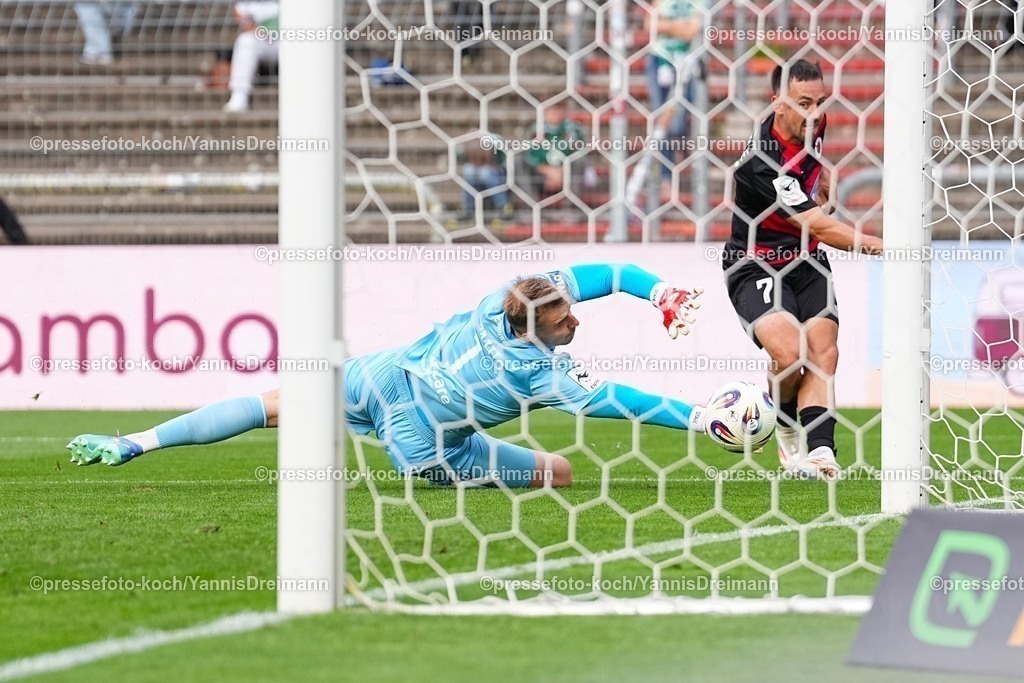 xydr03082501052 | 03.08.2025, xydrx, Fußball, 3.Liga, Viktoria Köln - FC Schweinfurt 05, Saison 2025 2026, Sportpark Höhenberg: Simon Handle (Viktoria Köln #7) erziehlt das 2:0 gegen &amp;Toni Stahl (1.FC Schweinfurt 05 #1)   DFB regulations prohibit any use of photographs as image sequences and or quasi-video.