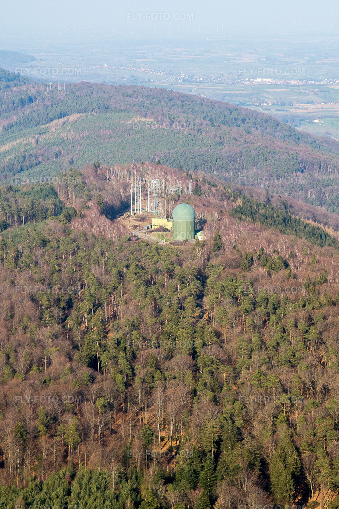 Aerial view: View of the town in Lampertsloch in the state Bas-Rhin, France.Photo: IMG_086678-2.jpg taken on 03/26/2016 by Werner Riehm/FLY-FOTO.comResolution of the original: 2315 x 3472 px