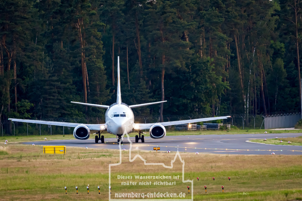 Ready for Take-off | Eine Boeing 737 beim Abbiegen auf die Startbahn des Alrecht-Dürer Airport in Nürnberg. Eine leicht Abstimmung während des sommerlichen Abends der Fotoaufnahme ist in den Reflexionen auf dem Metall des Luftfahrzeuges zu erkennen.  - Realisiert mit Pictrs.com