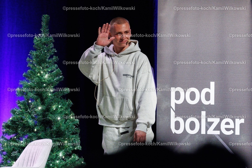 xKWIx22122501911 | 22.12.2025, Live-Podcast, PodBolzer presents - Das große Weihnachts-Spezial (Live-Podcast), Rheinhausen-Halle DuisburgPhoto: Der Gast Max Braune (MSV Duisburg) betritt die BühnePhoto: xKamilxWilkowskixPressefotoKochx