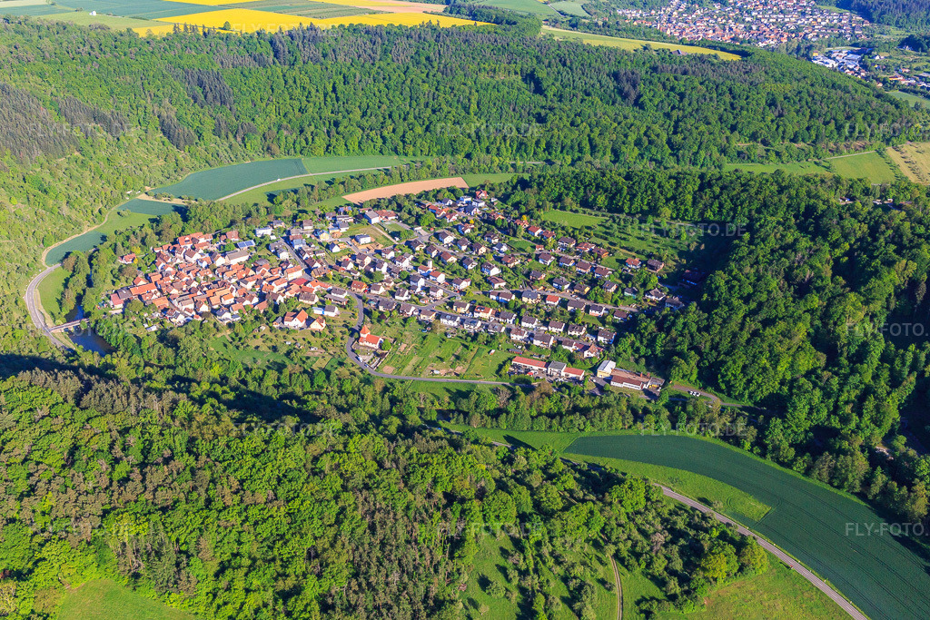 Luftbild: Ortsansicht aus Westen im lieblichen Taubertal im Ortsteil Waldenhausen in Wertheim im Bundesland Baden-Württemberg in Deutschland. Foto: IMG_146611.jpg vom 10.05.2025 durch Werner Riehm/FLY-FOTO.de