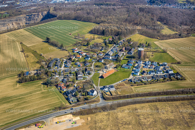 Hagen250303894 | Luftbild, Wohngebiet Ortsansicht Ortsteil Haßley mit Wasserturm, Wohngebiet am Waldrand und Baustelle im Ortszentrum, Emst, Hagen, Ruhrgebiet, Nordrhein-Westfalen, Deutschland