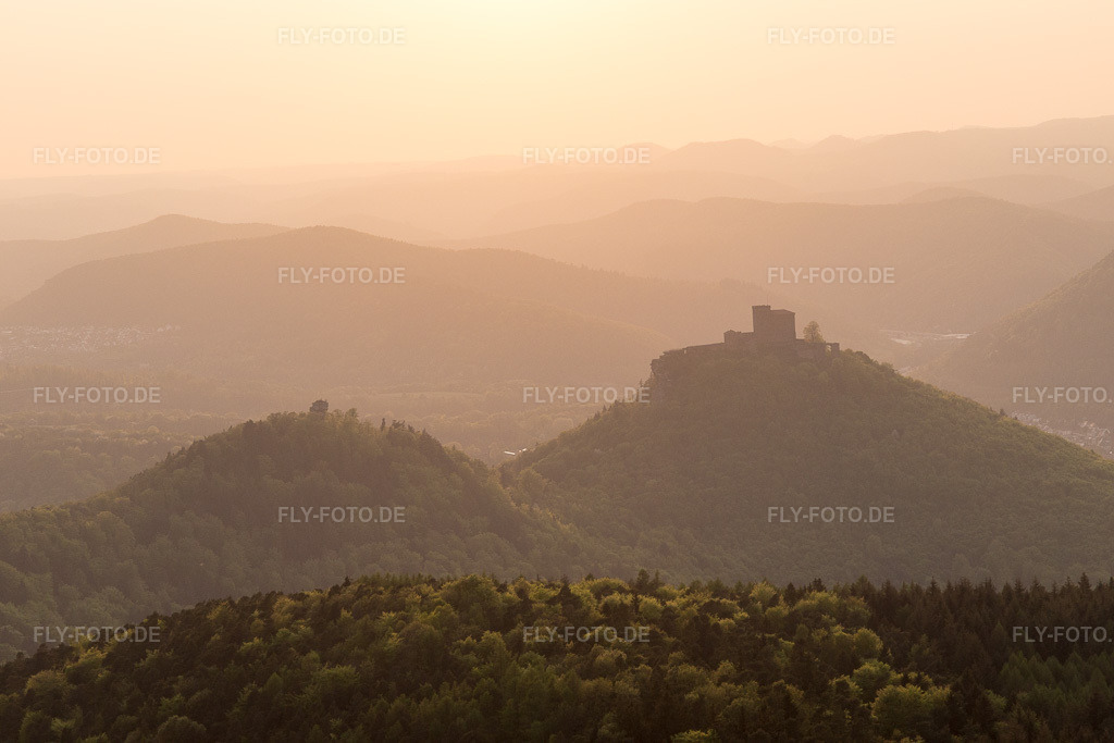 Luftbild: Burg Trifels in Annweiler am Trifels im Bundesland Rheinland-Pfalz in Deutschland. Foto: IMG_106856.jpg vom 21.04.2018 durch Werner Riehm/FLY-FOTO.de