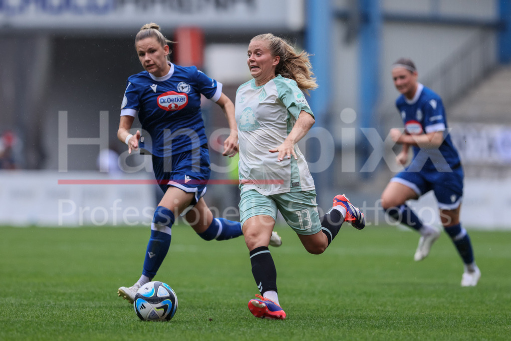 Fussball, DFB-Pokal Frauen, DSC Arminia Bielefeld - SV Werder Bremen | v.li.: Pamela Jahn (Arminia Bielefeld, 8) und Ricarda Walkling (SV Werder Bremen, 13) im Laufduell, Zweikampf, Duell, Dynamik, Aktion, Action, Spielszene, DIE DFB-RICHTLINIEN UNTERSAGEN JEGLICHE NUTZUNG VON FOTOS ALS SEQUENZBILDER UND/ODER VIDEOÄHNLICHE FOTOSTRECKEN. DFB REGULATIONS PROHIBIT ANY USE OF PHOTOGRAPHS AS IMAGE SEQUENCES AND/OR QUASI-VIDEO.