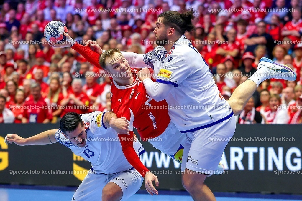 EHF20012602109 | 20.01.2026, Handball, Men's EHF EURO 2026, Dänemark - Portugal, Jyske Bank Boxen in Herning, Dänemark, Preliminary Round:  Mathias Gidsel (Denmark #19) im Zweikampf gegen   Rocha Nogueira (Portugal #13)  Luis Diogo Sousa Frade (Portugal #82) 