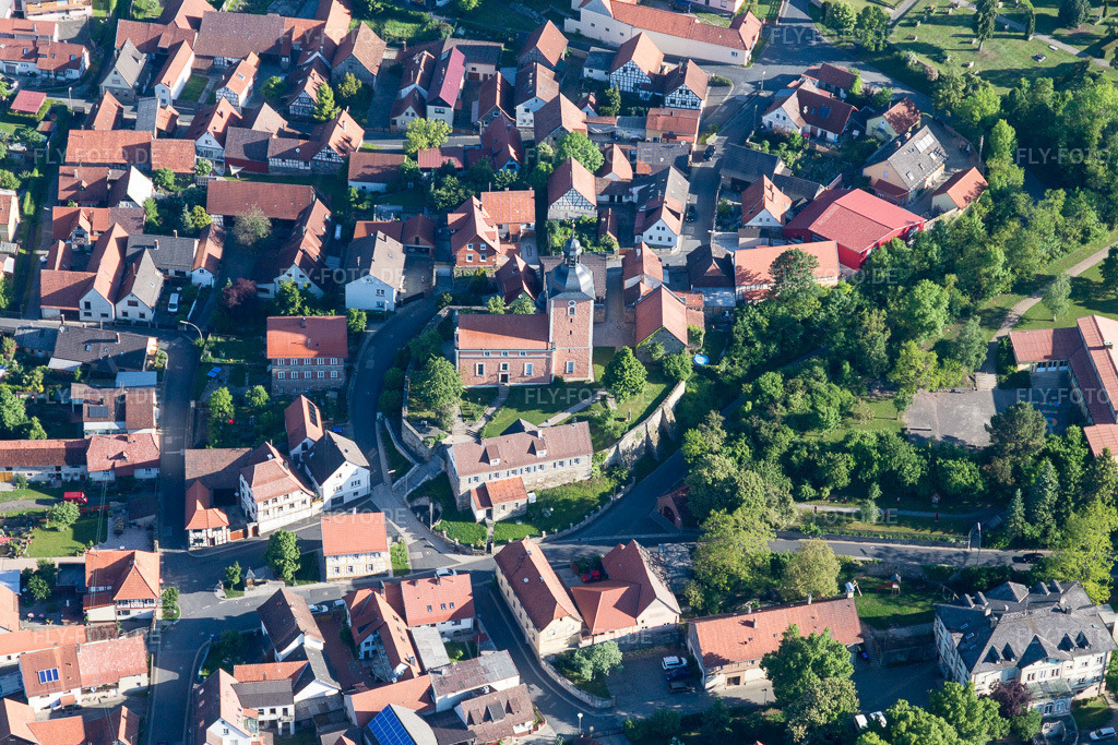 Luftbild: Kirchengebäude im Dorfkern im Ortsteil Oberlauringen in Stadtlauringen im Bundesland Bayern in Deutschland. Foto: IMG_100018.jpg vom 26.05.2017 durch Werner Riehm/FLY-FOTO.de