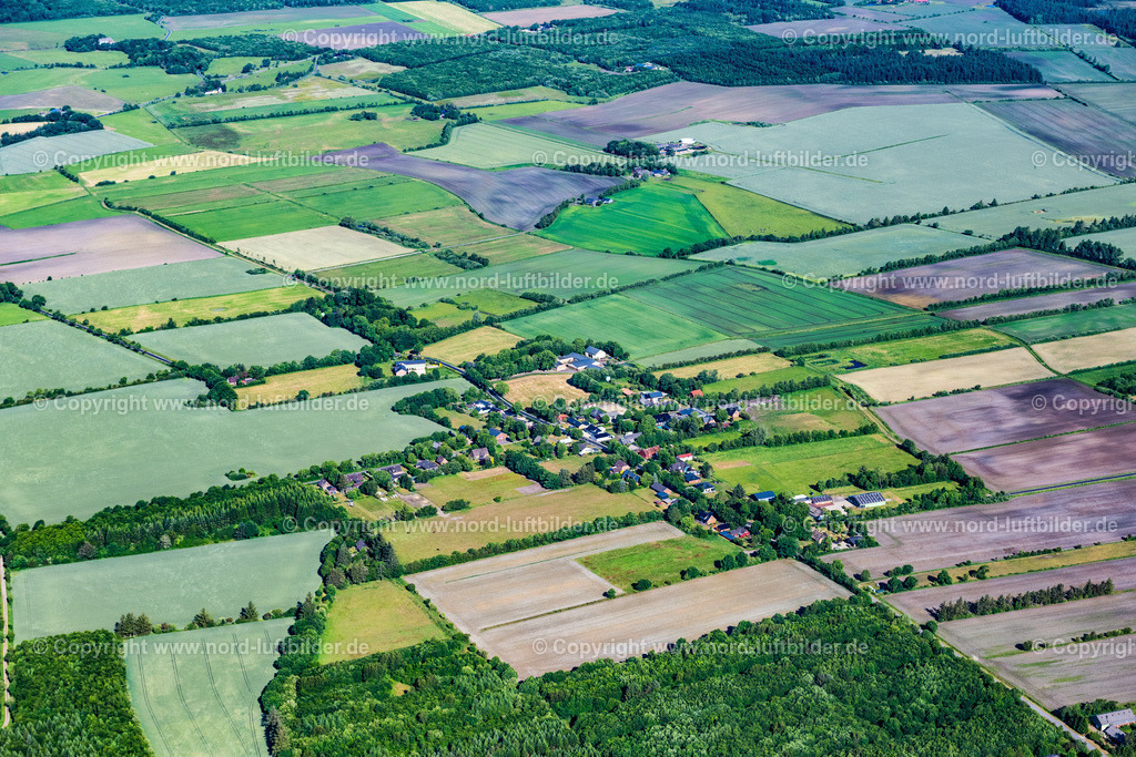 Karlum_ELS_7764100623 | KARLUM 10.06.2023 Landwirtschaftliche Nutzflächen und Feldgrenzen umsäumen das Siedlungsgebiet des Dorfes in Karlum im Bundesland Schleswig-Holstein, Deutschland. // Agricultural land and field boundaries surround the settlement area of the village in Karlum in the state Schleswig-Holstein, Germany. Foto: Martin Elsen