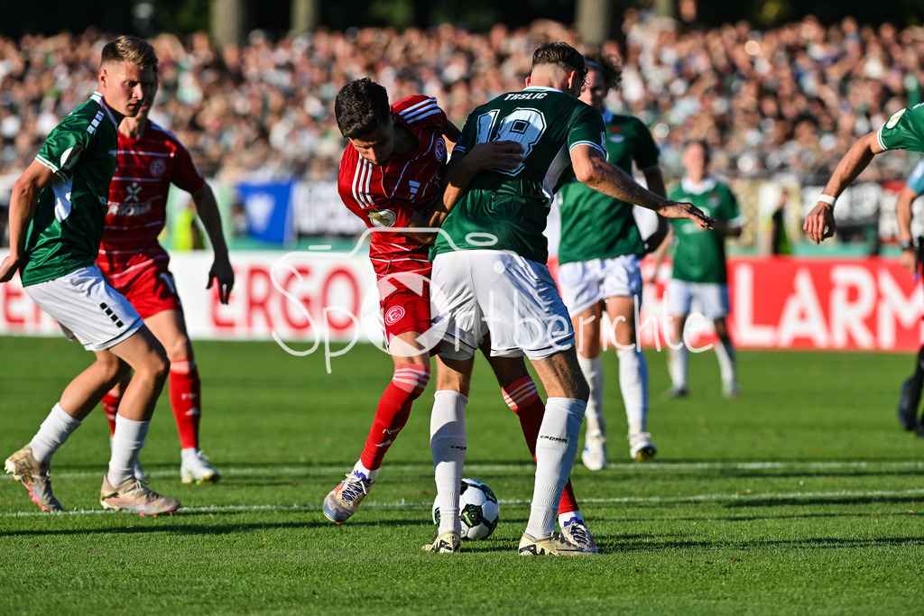 1. FC Schweinfurt 05 - Fortuna Düsseldorf | im Duell Anouar El AZZOUZI (Fortuna 8) und Luca TRSLIC (Schweinfurt 18) / Zweikampf / DFB-Pokal: 1. FC Schweinfurt 05 - Fortuna Düsseldorf; Riedel-Bau Arena am 18.08.2025