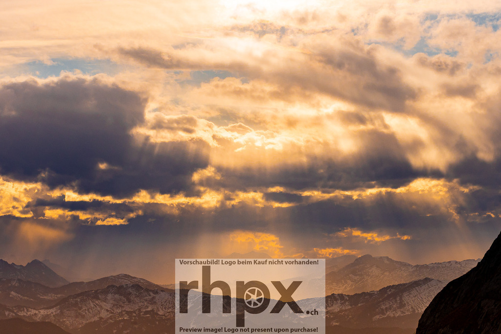 Lichtstrahlen über den Gipfeln | Licht. Wolken. Dramatik.
Spektakuläre Sonnenstrahlen durchbrechen die dichte Wolkendecke.  Bild auf dem Pilatus entstanden.
Wähle unter "Produktauswahl" dein Wunschformat: Vom klassischen Wandbild über Puzzle &amp; Tassen bis zum digitalen Download (z.B. als Handy-Hintergrund).
 - Realisiert mit Pictrs.com