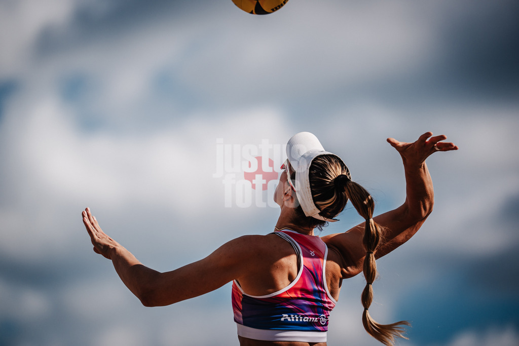 Beachvolleyball | Frauen | Deutsche Meisterschaften 2025 Timmendorfer Strand | 04.09.2025 | Maja Rosko beim Aufschlag