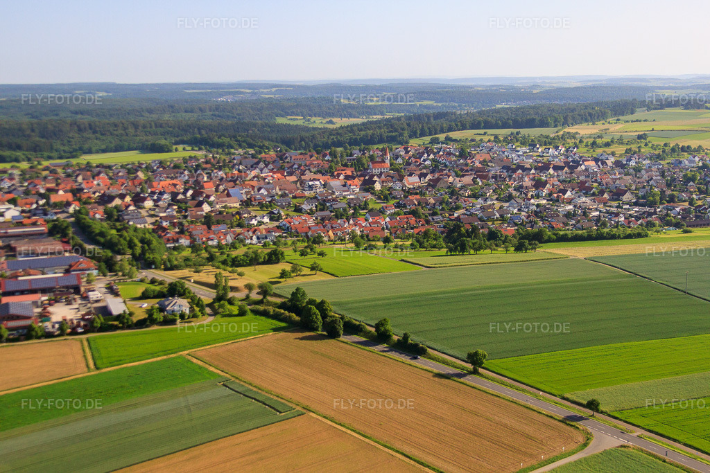 Luftbild: Ortsansicht aus Süden in Deckenpfronn im Bundesland Baden-Württemberg in Deutschland. Foto: IMG_67767.jpg vom 09.06.2014 durch Werner Riehm/FLY-FOTO.de