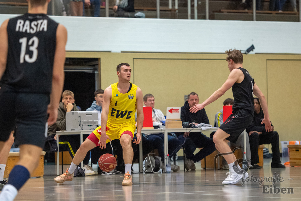 Baskets Juniors/TSG Westerstede-Rasta Vechta 3 | 1. Basketball-Regionalliga; Baskets Juniors/TSG Westerstede (gelb) - Rasta Vechta 3 (schwarz) am 18.01.2025 in Westerstede (Hössensporthalle), Photo: Philip Eiben 2025 - Realisiert mit Pictrs.com