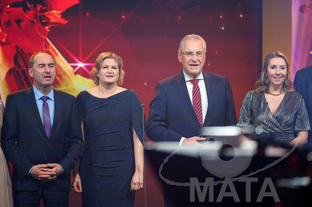 _DWA1701 | Hubert Aiwanger (Freie Wähler, Wirtschaftsminister), Katrin Ebner-Steiner (AFD, MdL), Joachim Herrmann (CSU, Bayerischer Innenminister), Anna Stolz (Freie Wähler , Staatsministerin für Unterricht und Kultus)  bei '30 Jahre Sternstunden-Gala 2023' in der Frankenhalle. Nürnberg, 15.12.2023 - Realisiert mit Pictrs.com