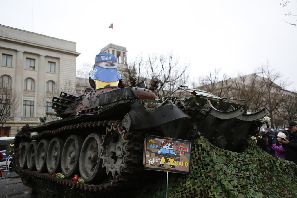 Berlin:  Panzerwrack aus der Ukraine vor der russischen Botschaft als Mahnmal gegen den Krieg | Deutschland, Berlin, 24.02.2023. Ein Panzerwrack steht vor der russischen Botschaft in Berlin-Mitte, mit dem am Jahrestag des russischen Angriffs auf die Ukraine erinnert werden soll. Der zerstörte Panzer vom Typ T-72 soll einige Tage lang vor dem Gebäude Unter den Linden als Mahnmal gegen den Krieg stehen.