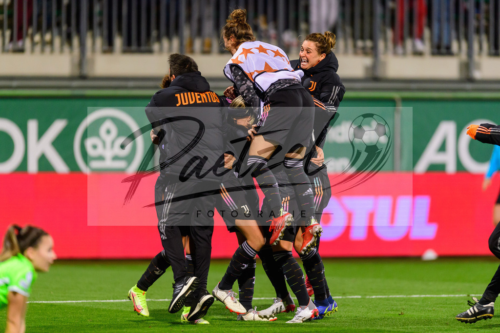 WOBJUV20211118_065 | Fussball, Frauen: Andrea Staskova (Juventus FC) Torjubel, jubelt mit ihrer Mannschaft nach dem Treffer zum 0:2 bei dem Spiel der UEFA Women´s Champions League zwischen VfL Wolfsburg und Juventus Turin im AOK-Stadion am 18.11.2021 in Wolfsburg, Deutschland. - Realisiert mit Pictrs.com