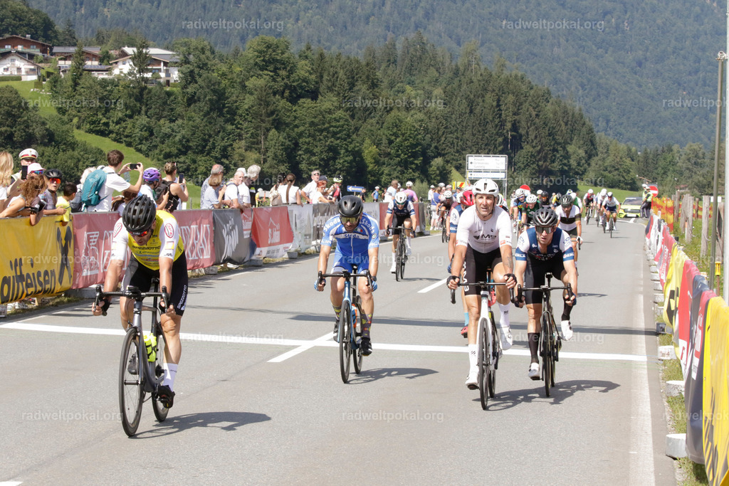 1016_20230817_Bewerb_Maenner_Muehlanger | AUT - OESTERREICH, 2023-08-16: SPORT RENNRAD-FAHREN - 55. INTERNATIONALER RADWELTPOKAL IN ST. JOHANN IN TIROL  - Vintage-Radrennen mit WM-Bronze-Medaillen-Siegerin Christina Schweinberger, den Teilnehmer und Alexander Baumann (vom Orginastions-Team) - TAG 2 BEWERB MAENNER IN SECHS GRUPPEN  ; Foto: Roland Muehlanger