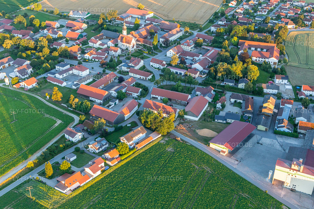 Luftbild: Ortskern in Buchhofen im Bundesland Bayern in Deutschland. – Foto: IMG_132939.jpg vom 02.07.2022 durch Werner Riehm/FLY-FOTO.de – Auflösung des Originals: 5472 x 3648 px – Gemeinde Buchhofen | Gemeinde Buchhofen