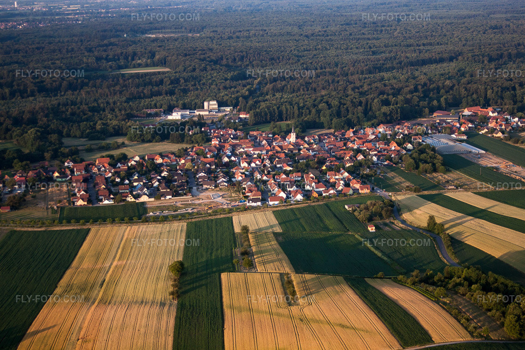 Aerial view: View of the town in Niederrœdern in the state Bas-Rhin, France.Photo: IMG_67983.jpg taken on 06/19/2014 by Werner Riehm/FLY-FOTO.comResolution of the original: 4752 x 3168 px