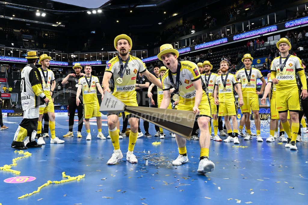 Zug United - HC Rychenberg - 25. April 2026 | Tim Aeschimann (#81 HC Rychenberg Winterthur) und Kimo Oesch (#9 HC Rychenberg Winterthur) mit dem Pokal am L-UPL Superfinal-Spiel zwischen Zug United und HC Rychenberg am 25. April 2026 in der BCF Arena, Fribourg, Schweiz.Bild: Sportfotografie Markus Aeschimann | www.markus-aeschimann.ch - Realisiert mit Pictrs.com