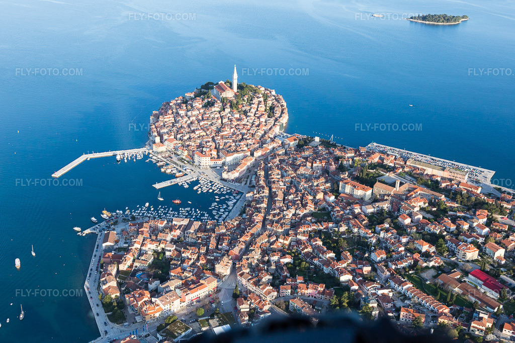 Aerial view: View of the town in Rovinj in the state Gespanschaft Istrien, Croatia. – Photo: IMG_106269.jpg taken on 04/14/2018 by Werner Riehm/FLY-FOTO.com – Resolution of the original: 5472 x 3648 px