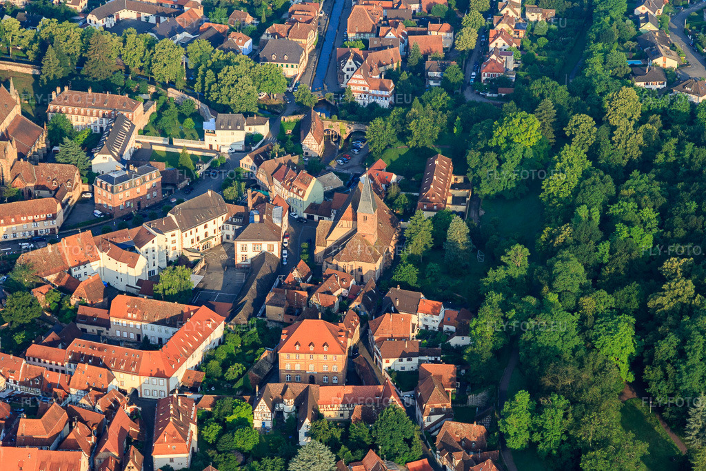 Vue aérienne: Rue de l'Étoile et église Saint-Jean à Wissembourg dans le département Bas Rhin, France – .Photo: IMG_107851.jpg prise le 10/06/2018 par Werner Riehm/FLY-FOTO.eu – Résolution de l'original: 5309 x 3539 px – la paroisse protestante de Wissembourg / UEPAL