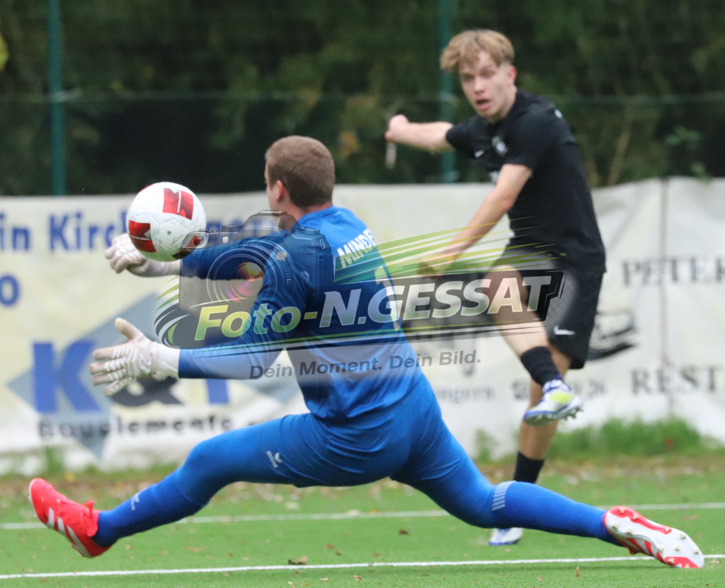 BV 21 Stift-Quernheim - Union Minden | Auf dem Bild zu sehen: schwarz BV 21 Stift-Quernheim: Joshua Rogalsky ; weiß Union Minden: Leonard Otto KielBV 21 Stift-Quernheim, Union Minden, Saison 25/26, Bezirksliga, Stift-Quernheim, Deutschland - Realisiert mit Pictrs.com