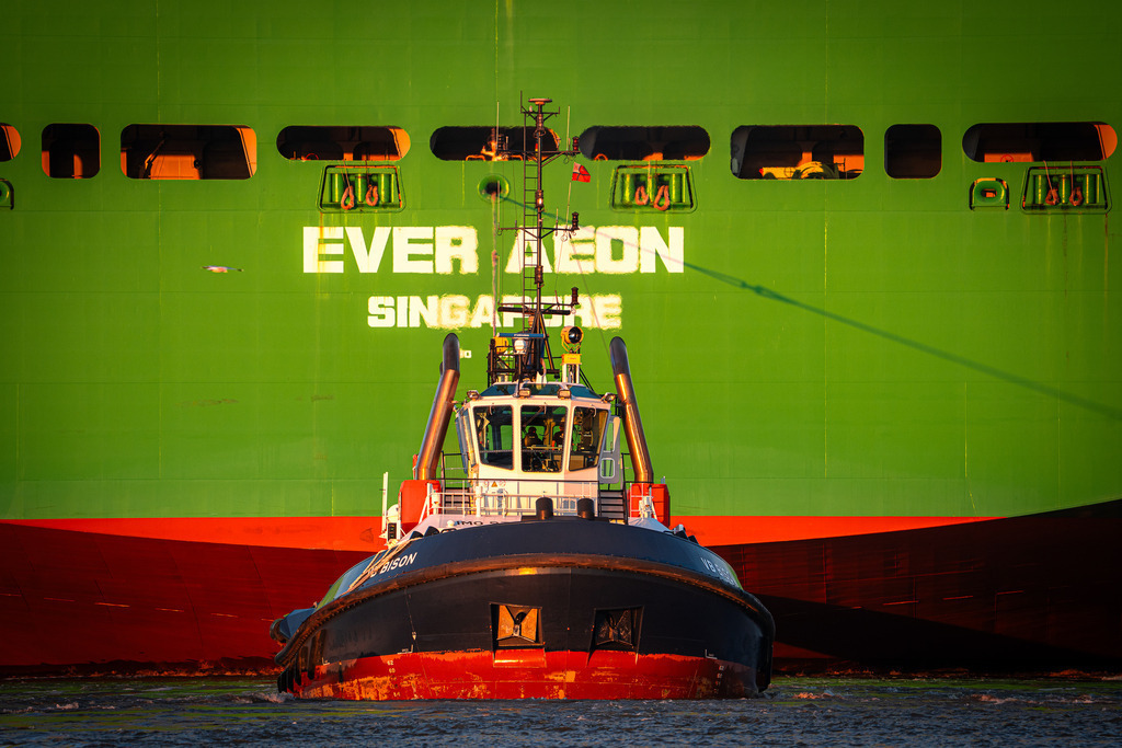 VB Bison am Heck der EVER AEON | Nahaufnahme des Schleppers VB Bison am Heck der EVER AEON, angestrahlt vom Sonnenuntergang - Realisiert mit Pictrs.com