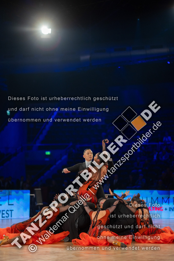 20251206-05337 | Hier finden Sie Tanz Bilder vom Latein und Standard Formationen tanzen. Sportbilder vom Tanzsport. Schöne Fotos und von Weltmeisterschaft, Europameisterschaft, Bundesliga, Regionalliga, Oberliga und Landesliga sowie von GOC Stuttgart, DanceComp, WM Bremen