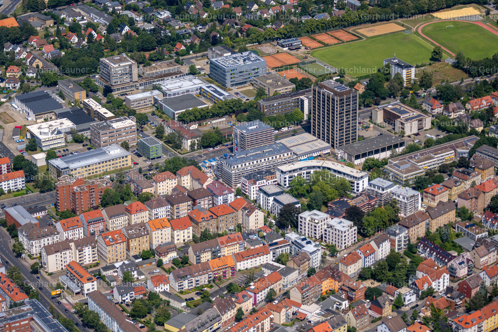 4035620 | BRAUNSCHWEIG 31.07.2020 Baustelle zum Neubau des Wohn- und Geschäftshaus Viertel "Stadtquartier Langer Kamp" an der Straße Langer Kamp in Braunschweig im Bundesland Niedersachsen, Deutschland. Weiterführende Informationen bei: Braunschweiger Immobilien Management GmbH,  GIESLER ARCHITEKTEN Gesellschaft für Architektur und Stadtplanung mbH,  HomeBase GmbH,  Volksbank BraWo Projekt GmbH. // New residential and commercial building Quarter "Stadtquartier Langer Kamp" in Brunswick in the state Lower Saxony, Germany. Further information at: Braunschweiger Immobilien Management GmbH,  GIESLER ARCHITEKTEN Gesellschaft fuer Architektur und Stadtplanung mbH,  HomeBase GmbH,  Volksbank BraWo Projekt GmbH. Foto: Gerhard Launer