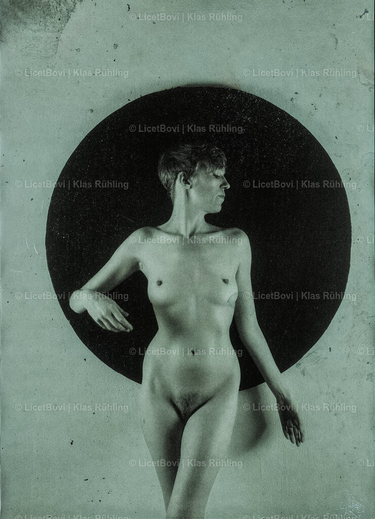 La Circonferenza | Scan of Polapan 36 instant film; 2021By-product of the performance series "io non sono giotto"With BloodysnoopyRecommended format and material: 13x18, metallic - Realisiert mit Pictrs.com