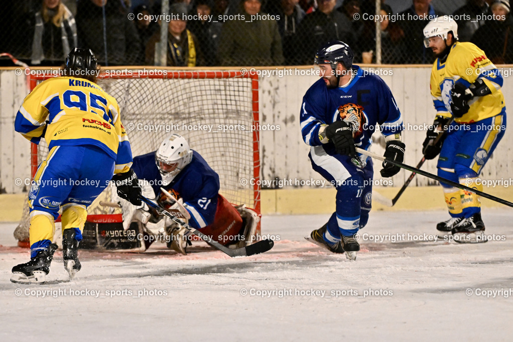 ELV Zauchen vs. EC Tigers Paternion  | #95 Krumpl Kevin ELV Zauchen, #21 Lesacher Jürgen EC Tigers Paternion, #11 Ott Marcel EC Tigers Paternion, #15 Leitner Martin ELV Rauchen, ELV Zauchen vs. EC Tigers Paternion , ELV Zauchen vs. EC Tigers Paternion  am 02.01.2025 in Eisoval Zauchen (Stadthalle Villach), Austria, (Photo by Bernd Stefan)