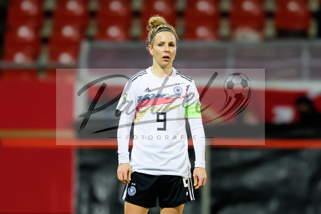 GERTUR20211126_152 | Fussball, Frauen: Svenja Huth (Germany) schaut bei dem Spiel der WM-Qualifikation zwischen Deutschland und Tuerkei im Eintracht-Stadion am 26.11.2021 in Braunschweig, Deutschland. - Realisiert mit Pictrs.com