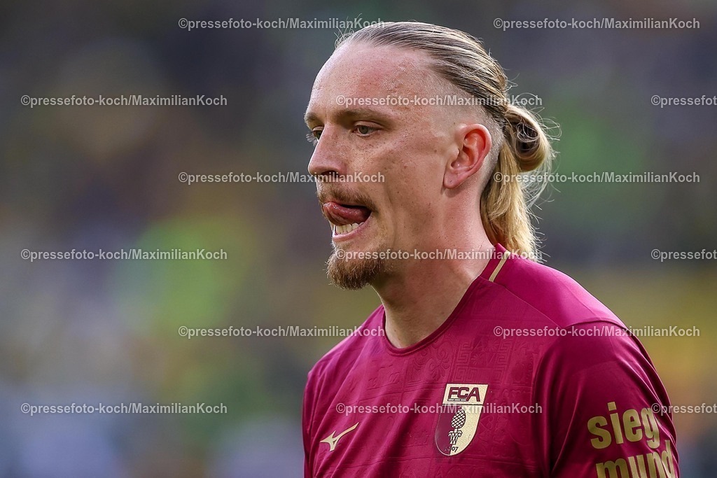 BVB08032502294 | 08.03.2025, Fußball, Borussia Dortmund - FC Augsburg, 1. Fußball Bundesliga, 25. Spieltag, Signal Iduna Park, Saison 2024 2025: Marius Wolf (FC Augsburg #11)DFB regulations prohibit any use of photographs as image sequences and or quasi-video.