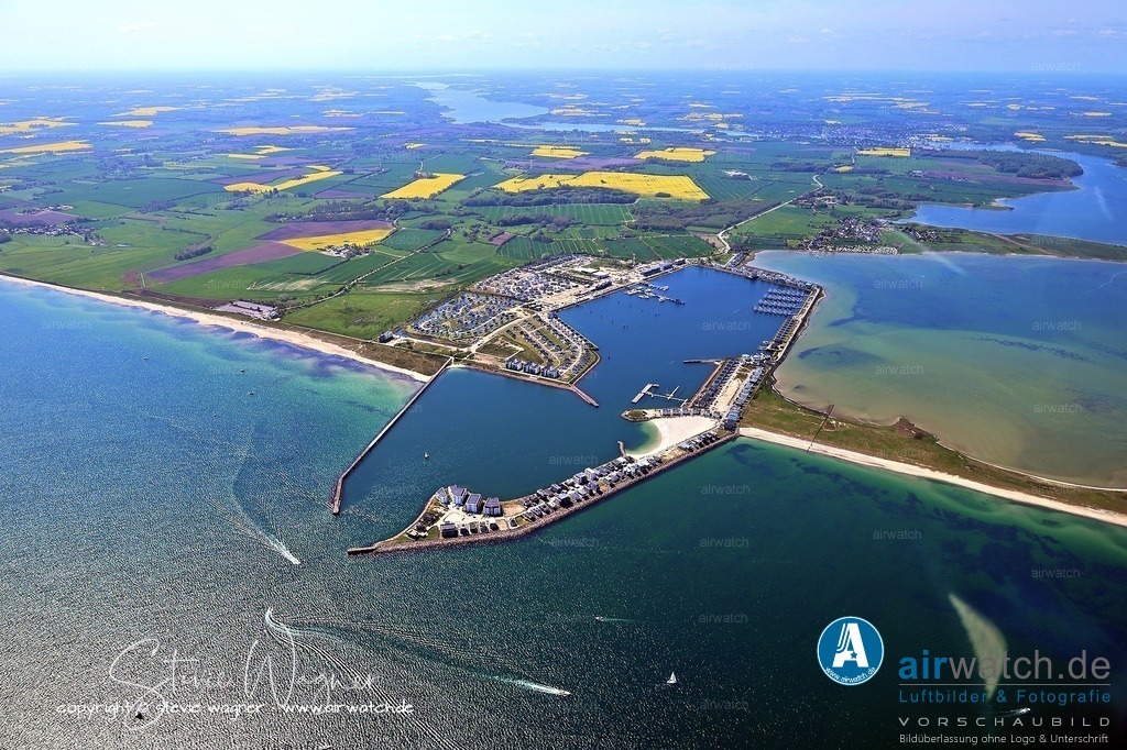  Luftbild OstseeResort Olpenitz - Exklusive Ferienhäuser an der Ostseeküste | OstseeResort Olpenitz: Die Helma-Firma begann 2015 mit dem Bau von 60 schwimmenden Häusern, die an vier Stegen liegen und eine Grundfläche von 97 m² auf zwei Etagen haben.