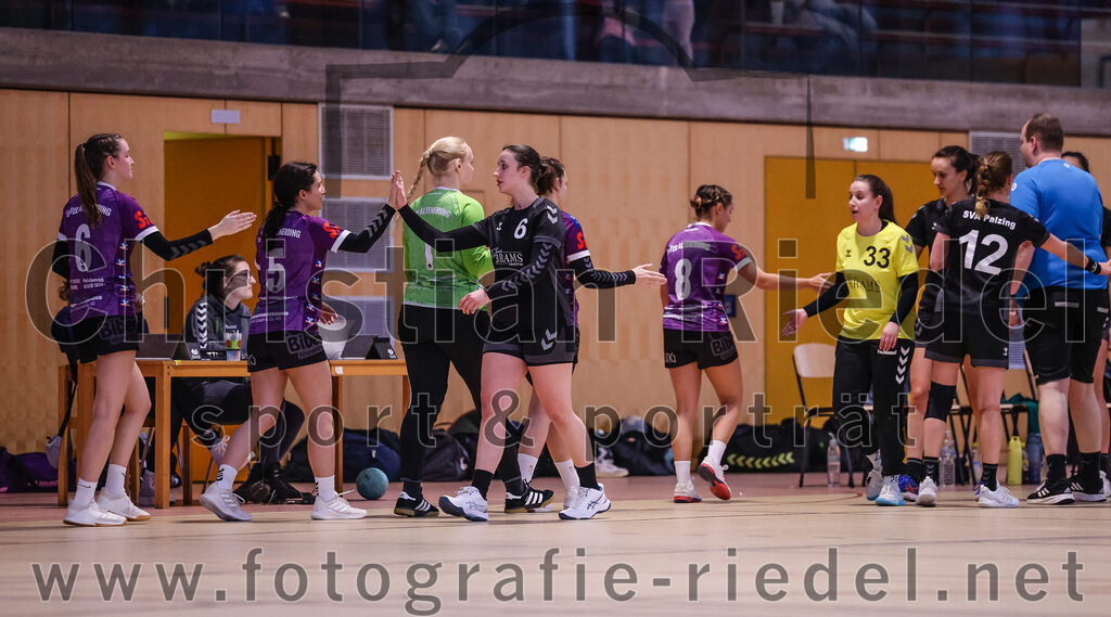 2024-12-14_136_SpVgg_Altenerding_gegen_SVA_Palzing | Erding, Deutschland, 14.12.2024:Handball, Bezirksoberliga Frauen Altbayern 2024 / 2024, 9. Spieltag, SpVgg Altenerding gegen SVA Palzing, Endergebnis: 20:30Lena Graf (SpVgg Altenerding, #6), Julia Kübelsbeck (SpVgg Altenerding, #5), Amelie Teibl (SVA Palzing, #6), Lena Prem (SpVgg Altenerding, #8), Torfrau Sandra Huber (SVA Palzing, #33), Sandra Redl (SVA Palzing, #12)Foto: Christian Riedel / fotografie-riedel.net