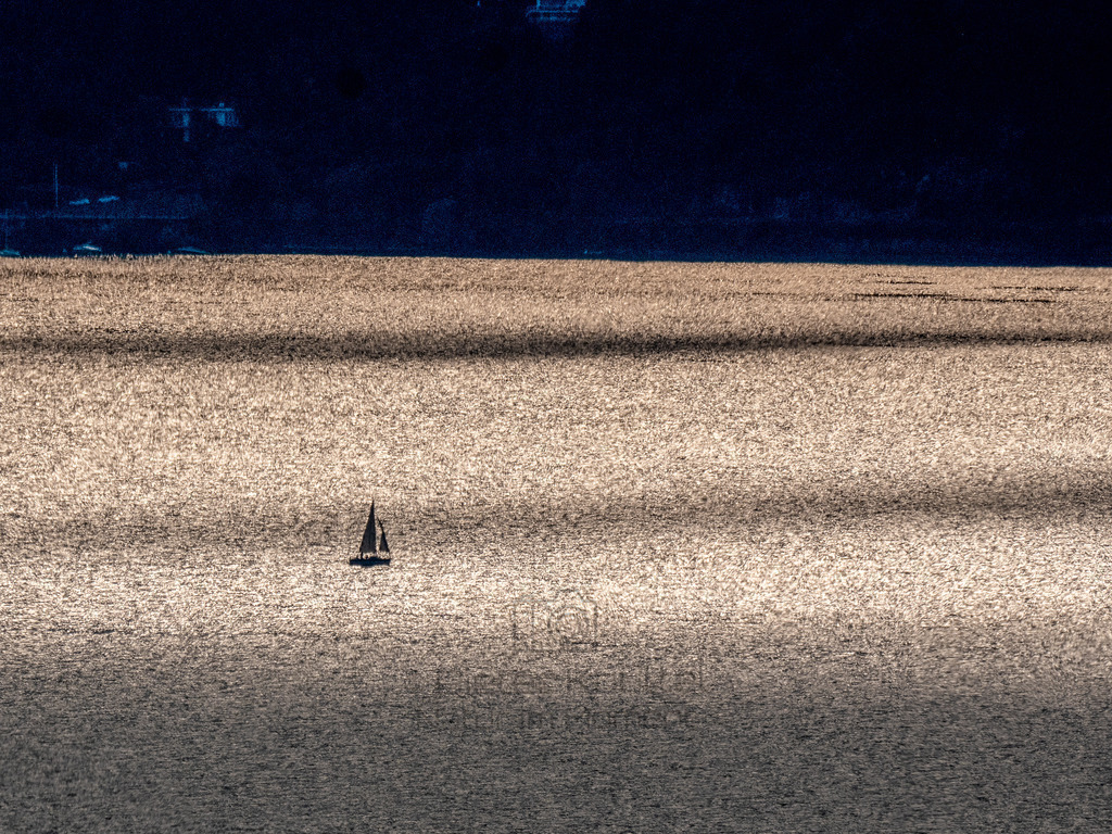 Segelboot im "Silbersee" | Eine Segelboot auf silbernem Wasser auf dem Lago Maggiore, Italien - Realisiert mit Pictrs.com