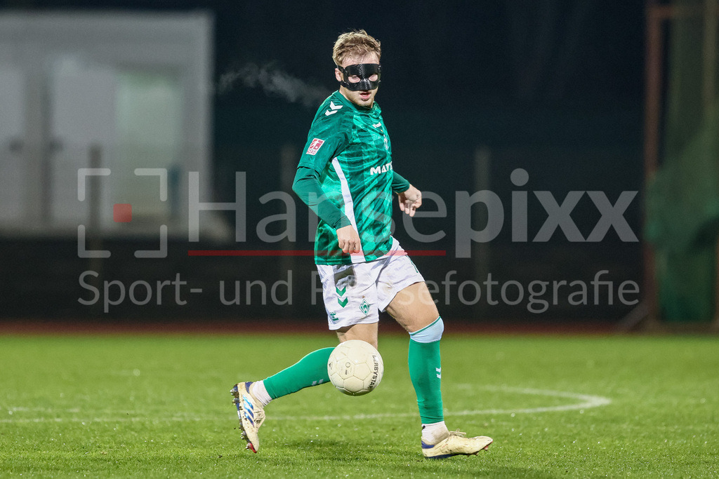 Fussball, Regionalliga Nord, SV Werder Bremen II - VfB Oldenburg | v.li.: Dennis Lütke-Frie (SV Werder Bremen II, 10) am Ball, Freisteller, Einzelbild, Ganzkörper, Aktion, Action, Spielszene