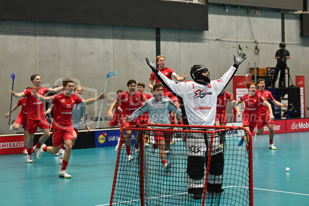 Switzerland B U19 vs Finland U19 - 2. February 2024 | Switzerland B U19 vs Finland U19
U19 Men International Matches in Switzerland
GoEasy Arena, Siggenthal Station
Big save by Switzerland goalie #1 Eric Kunz. Switzerland wins the shoot out and the game.
Credit: Markus Aeschimann | <a href="https://www.markus-aeschimann.ch">Sportfotografie Markus Aeschimann</a> | <a href="https://www.instagram.com/sportfotografie.aeschimann">@sportfotografie.aeschimann</a> - Realisiert mit Pictrs.com