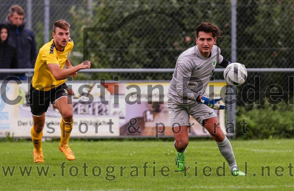 2023-08-06_108_SC_Kirchasch_gegen_SV_Eichenried | Bockhorn, Deutschland, 06.08.2023:
Fußball, Kreisliga 2023 / 2024, 2. Spieltag, SC Kirchasch gegen SV Eichenried, Endergebnis: 3:1

Johannes Westermaier (SC Kirchasch, #3), Torwart Taygun Yildiz  (SV Eichenried, #29)

Foto: Christian Riedel / fotografie-riedel.net