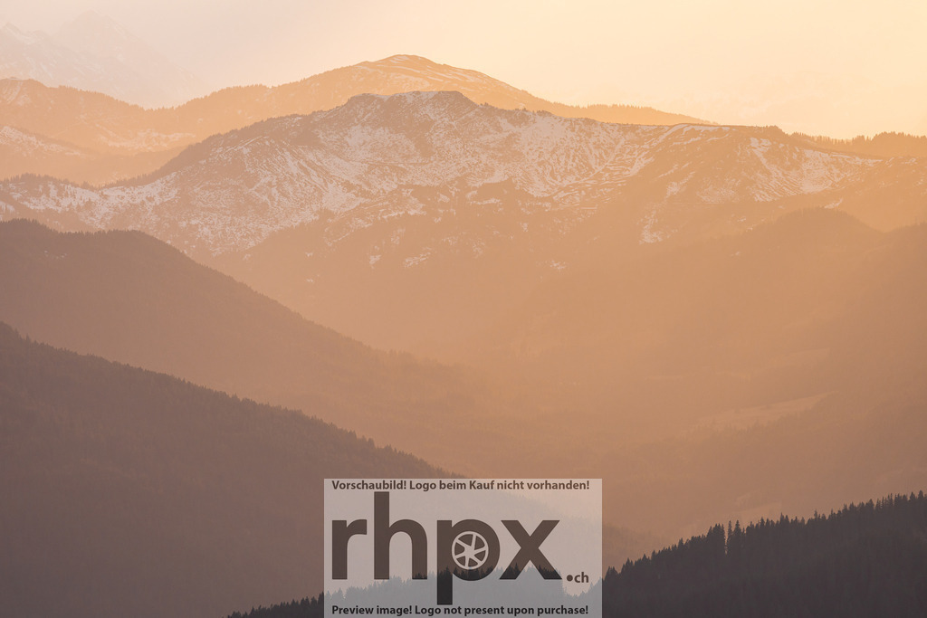 Goldene Bergsilhouetten | <p><strong>Licht. Tiefe. Geborgenheit.</strong></p>
<p>Sanfte Goldtöne umspielen die majestätischen Silhouetten der Bergketten und schaffen eine Atmosphäre voller Ruhe. Dieses Motiv fängt die schier endlose Weite der Alpen in einem flüchtigen, magischen Moment ein.</p>
<p>Wähle unter "Produktauswahl" dein Wunschformat: Vom klassischen Wandbild über Puzzle & Tassen bis zum digitalen Download (z.B. als Handy-Hintergrund).</p>
<br> - Realisiert mit Pictrs.com