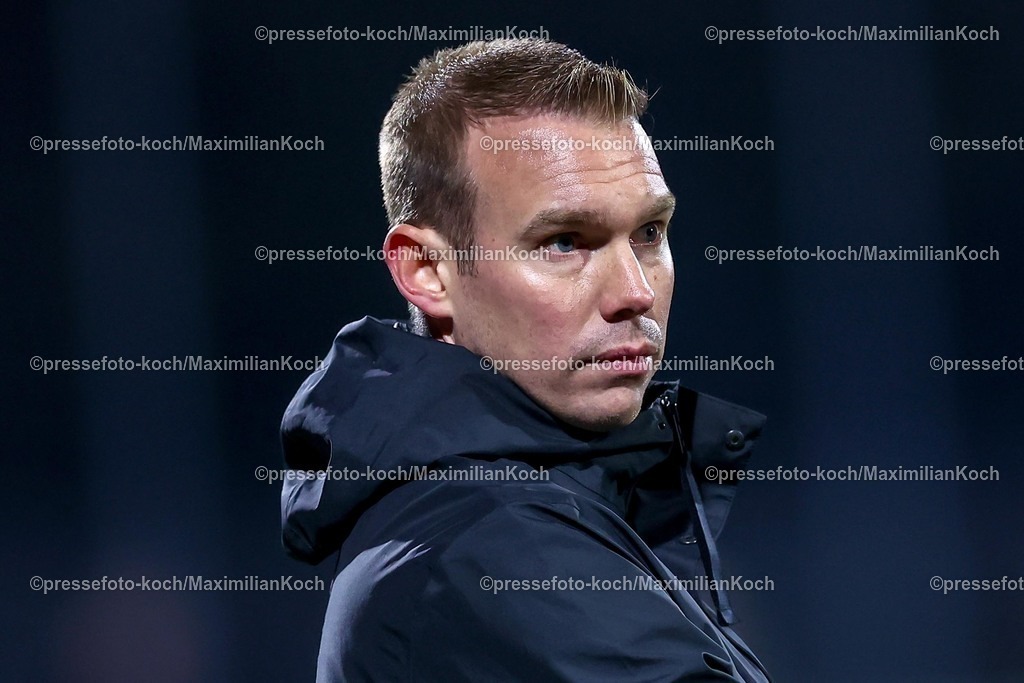 Koe07022501033 | 07.02.2025, Frauen Fußball, 1. FC Köln - VfL Wolfsburg, 1. Fußball Bundesliga, Franz-Kremer-Stadion, Saison 2024 2025: Cheftrainer Tommy Stroot (VfL Wolfsburg)DFB regulations prohibit any use of photographs as image sequences and or quasi-video.