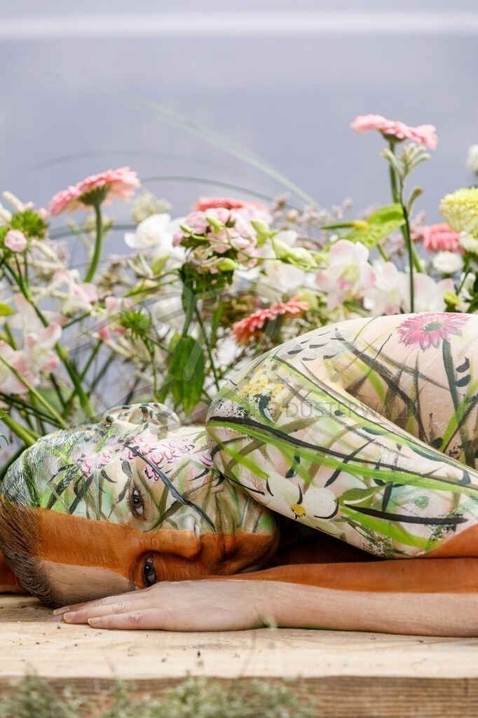 Camouflage-BLUMENTISCH_043 | #005 | Modell: Katey | Foto: Matthias Stark | Client: BUNDSGARTENSCHAU HEILBRONN - Realisiert mit Pictrs.com