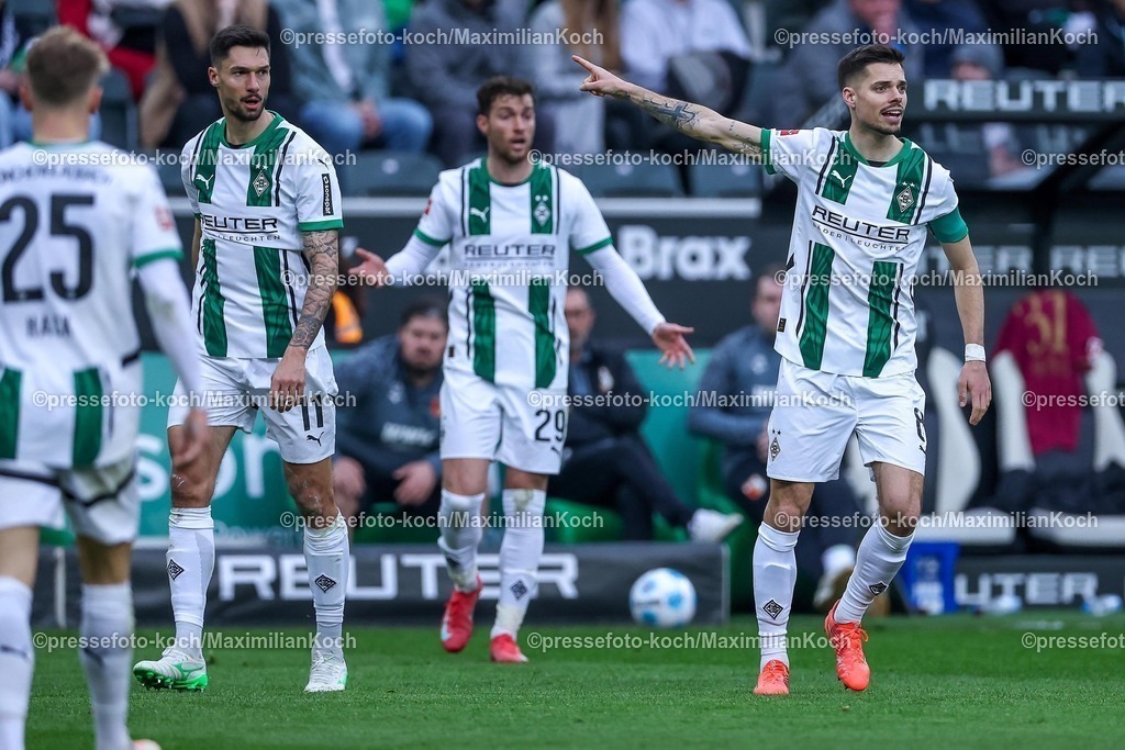 BMG21022502153 | 22.02.2025, Fußball, Borussia Mönchengladbach - FC Augsburg, 1. Fußball Bundesliga, Borussia-Park, Saison 2024 2025: Robin Hack (Mönchengl. #25), Tim Kleindienst (Mönchengl. #11), Joe Scally (Mönchengl. #29), Julian Weigl (Mönchengl. #8) gestikulierend. DFB regulations prohibit any use of photographs as image sequences and or quasi-video.