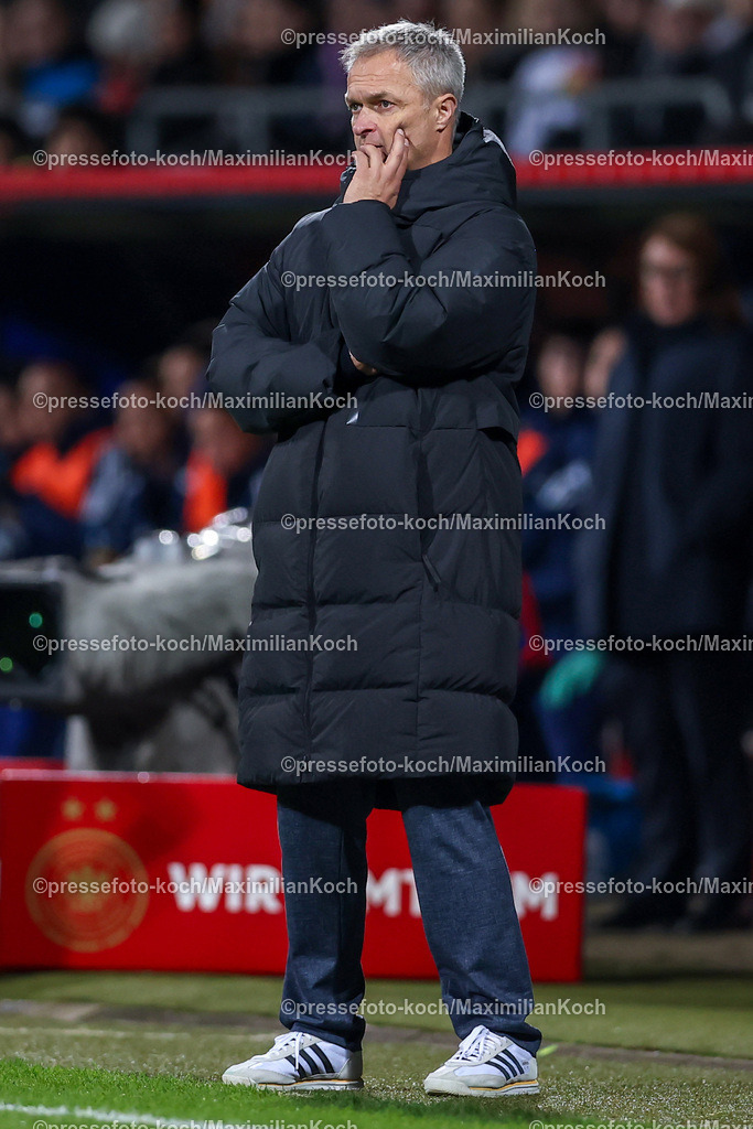 DFB0212240114202267 | 02.12.2024, Fußball Länderspiel Frauen, Deutschland - Italien, Vonovia-Ruhrstadion Bochum, Saison 2024 2025: Bundestrainer Christian Wück (Trainer GER)DFB regulations prohibit any use of photographs as image sequences and or quasi-video.