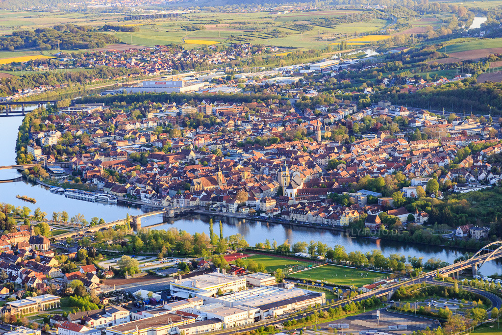 Luftbild: Vier Mainbrücken aus Norden in Kitzingen im Bundesland Bayern in Deutschland. – Foto: IMG_088047.jpg vom 06.05.2016 durch Werner Riehm/FLY-FOTO.de – Auflösung des Originals: 5300 x 3533 px