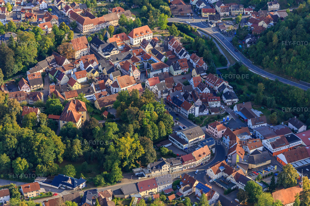 Luftbild: Schloßgasse und Marktstr in Adelsheim im Bundesland Baden-Württemberg in Deutschland. Foto: IMG_111453.jpg vom 09.09.2018 durch Werner Riehm/FLY-FOTO.de