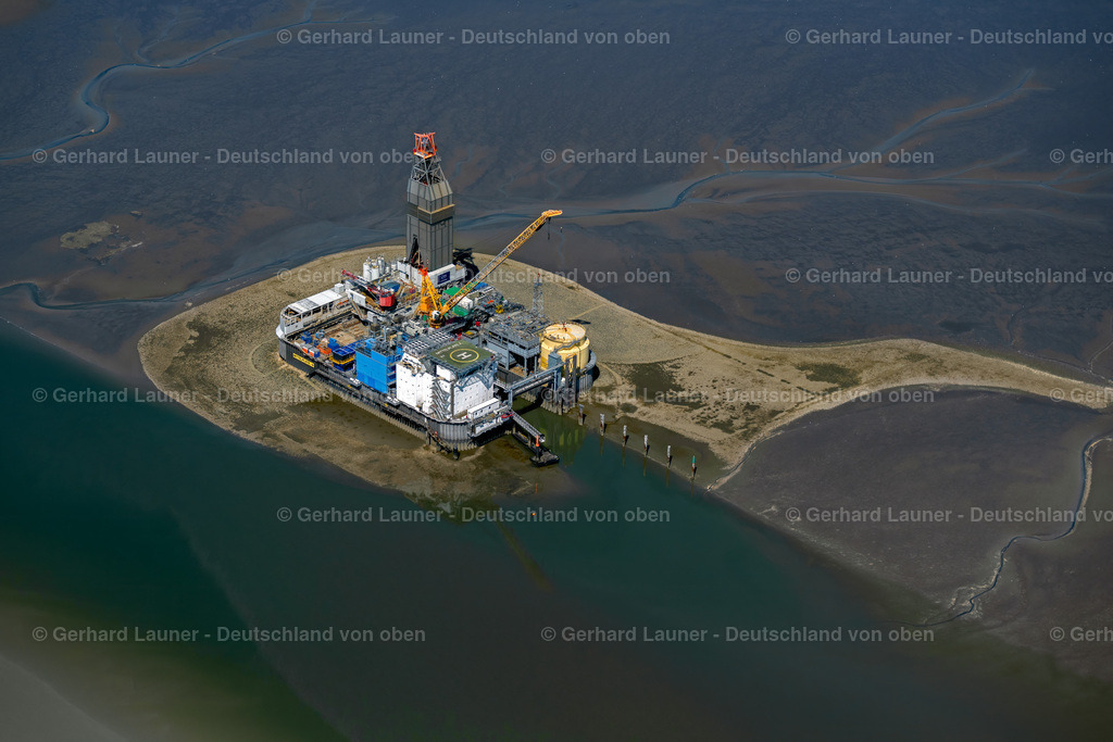 4037308 | DITHMARSCHEN 2020 Blick auf das Ölfeld Mittelplate mit der gleichnamigen Bohr- und Förderinsel Mittelplate A der RWE und der Wintershall Holding GmbH in der Nordsee im Bundesland Schleswig-Holstein.