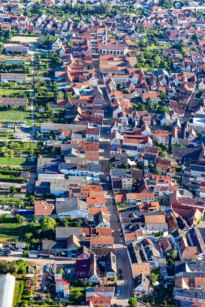 Luftbild: Hauptstraße von Süden in Zeiskam im Bundesland Rheinland-Pfalz in Deutschland. Foto: IMG_142470.jpg vom 09.07.2024 durch Werner Riehm/FLY-FOTO.de
